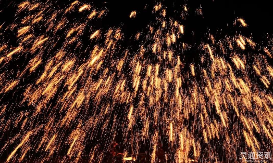 绝美!运城岚山根景区"打铁花"令人震撼,久违的礼花之夜