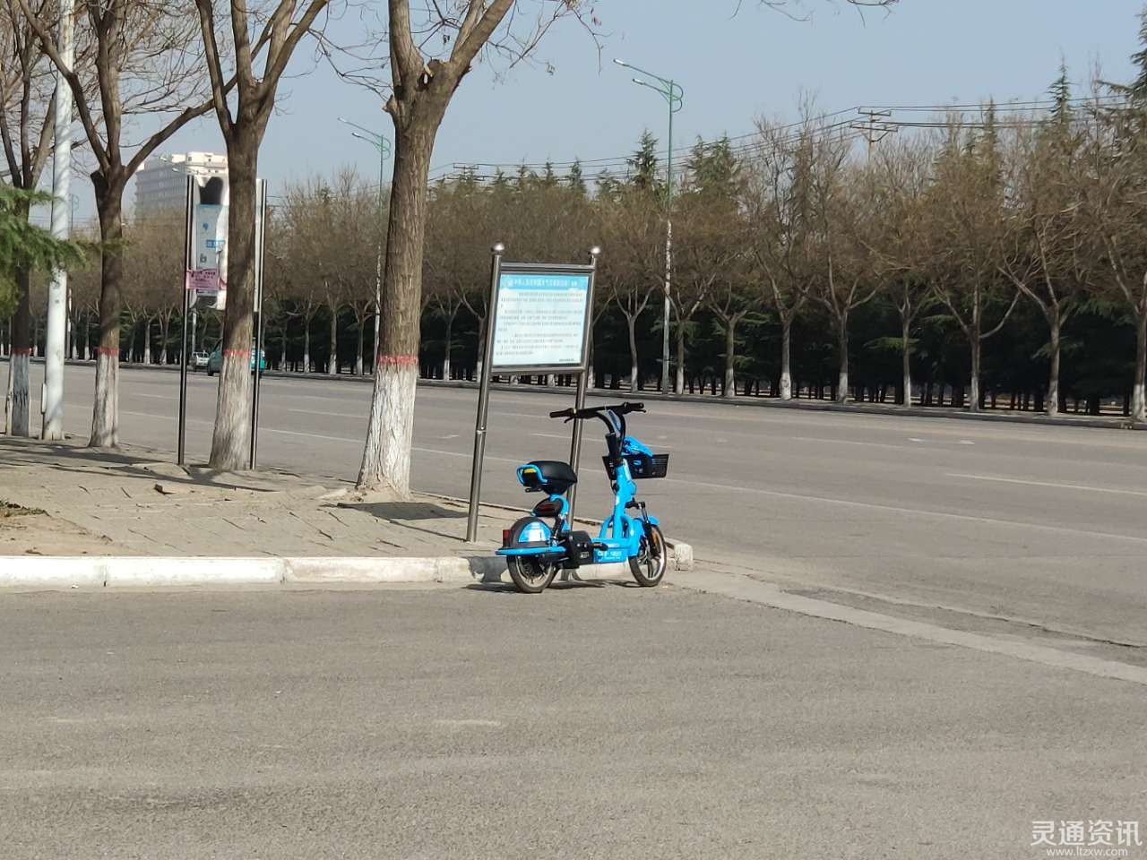 运城复旦大道发现一辆"车顽强"!独自在大路边,风吹日晒